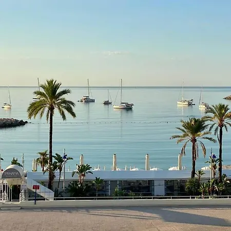 Le Garavan-vue Mer-plage-clim-terrasse شقة مينتون